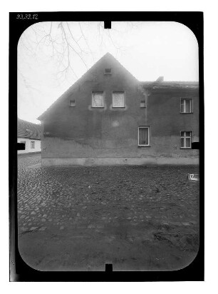 Kremmen, Kirchplatz 2. Wohnhaus mit Wirtschaftsanbau. Straßenfront (Teilansicht)