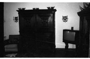 Wohnzimmer mit Schrank und Fernseher