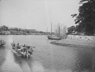 Hafen von Shimabara : Blick vom Wasser über Boot und Schiffsliegeplätze zum Ort