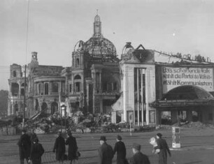 Hamburg-St. Pauli. Millerntorplatz. Die Ruine der 1943 zerstörten Volksoper. Aufgenommen 1947