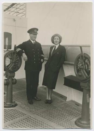 Kapitän Leopold Ziegenbein und Marlene Dietrich auf dem Passagierdampfer "Bremen" (Ort unbekannt, 1931) (Archivtitel)