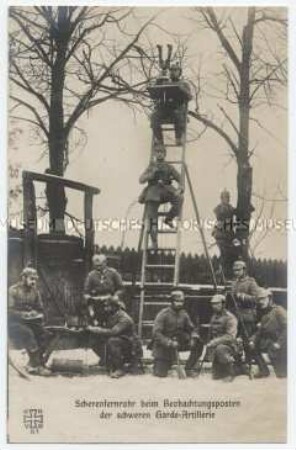 Soldaten auf Beobachtungsposten mit Fernrohr
