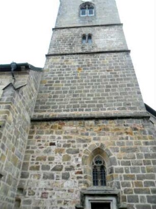 Stadtkirche - Kirchturm von Süden (beachte unterschiedlichen Mauersteinverband im Erd- und den Obergeschossen)