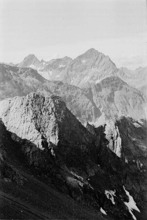 Gebirge : Blick auf die Gipfel einiger Berge in den Alpen.