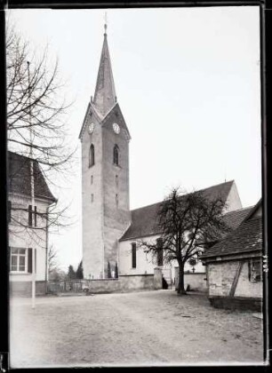 Kirche; Eingang (von Norden)