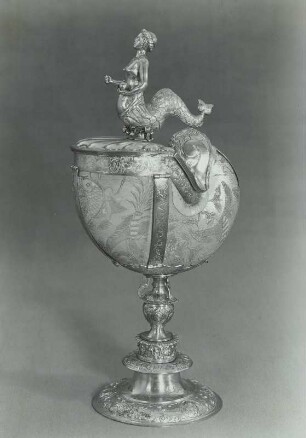 Nautiluspokal mit Sirene als Deckelbekrönung und chinesischer Reliefschnitzerei auf Sockel mit Renaissance-Ornamenten und Schaft als Vase mit 3 Bügeln