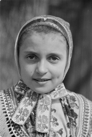 Mädchen in Schleifer Tracht aus Schleife. : Holca w Slepjanskej drasće z Slepeho.