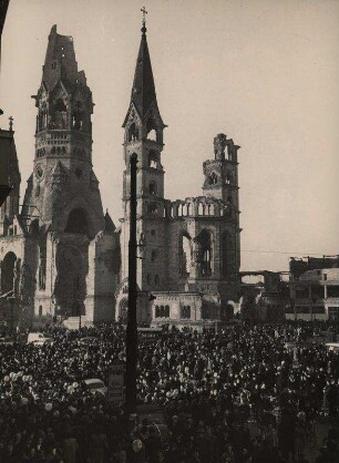Rosenmontagszug 1952. Menschenmassen auf der Tauentzienstraße