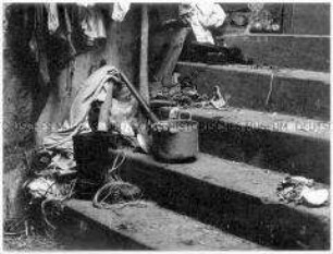 Stillleben mit Treppe, Gerümpel und Lumpen (Altersgruppe 14-17)