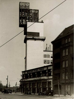 Berlin-Charlottenburg. Leuchtreklameturm des, von 1928-1930 im Stil der Neuen Sachlichkeit, errichteten Amerikahaus