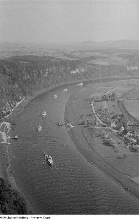 Blick von der Bastei auf Dampfer auf der Elbe