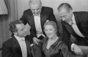 Szenenbilder aus dem Lustspiel "Edouards Kinder" von Marc-Gilbert Jackson, R. Bottomley und F. Jackson an der Komödie Berlin : Szene mit Georg Thomalla (links), Hans Leibelt (hinten, Mitte), Käthe Dorsch und Rolf Kutschera (rechts)