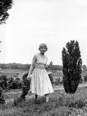 Das Model Hannelore posiert in der Lüneburger Heide. Sie läuft über eine Wiese
