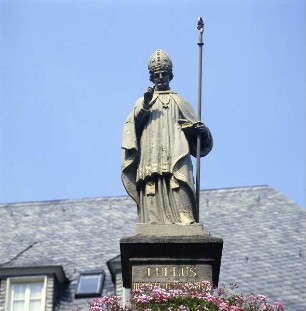 Bad Hersfeld. Lullus-Brunnen. Blick auf die Statue des Heiligen Lullus