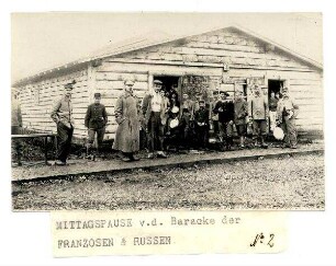 Kriegsgefangenenlager Puchheim: Nr. 2: Mittagspause v.d.Baracke der Franzosen u. Russen