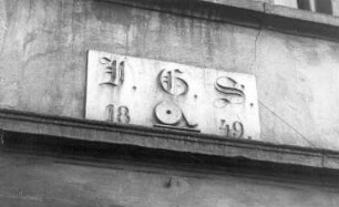 Pirna-Liebethal. Bauinschrift, datiert 1849 mit Mühlstein an einem Haus