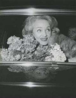 Marlene Dietrich nach ihrem Konzert im Titania-Palast