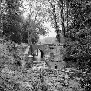 Brücke des Mühlenredder über dem Abfluss des Schlossgrabens: Renovierung: Seitenansicht von Norden: rechts unterhalb der Brücke Grundablassrohr: Arbeiter