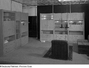 Anbauwand Palermo : Ausstellungskoje mit Wohnzimmermöbeln des VEB Möbelkombinat Dresden-Hellerau. Ansicht mit Anbauwand "Palermo