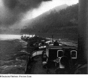 Szene aus dem Dokumentarfilm "Sommer an der Elbe": Schleppverband auf dem Fluß