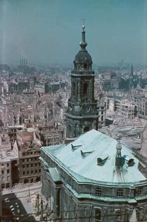 Dresden-Altstadt. Blick vom Rathausturm über die Kreuzkirche und den Altmarkt nach Westen