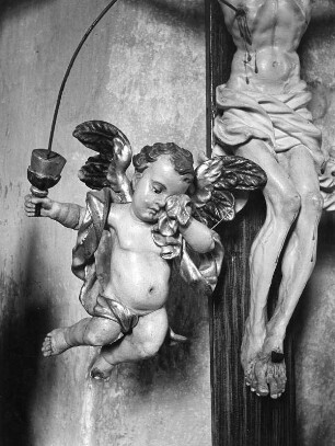 Der gekreuzigte Christus, umgeben von einem himmlischen Engelskranz : Der gekreuzigte Christus, umgeben von einem himmlischen Engelskranz. Holz, geschnitzt, gefaßt (1701/1800). Detail mit Kinderengel, einen Kelch für Christi Blut haltend. Gröbming (Steiermark), Pfarrkirche Mariä Himmelfahrt