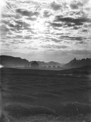 Landschaft : Unbekannter Ort. Landschaft, am Himmel Schicht-Haufenwolken (Stratocumulus)