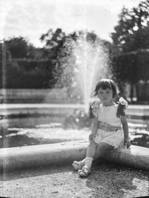 Friederike Apel : Die Tochter der Fotografin an einem Brunnenrand sitzend