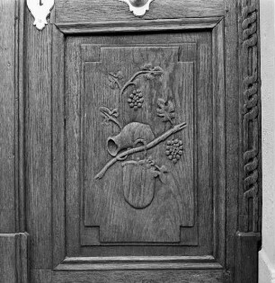 Haustür mit vier Relieffeldern — Krug und Weinstock