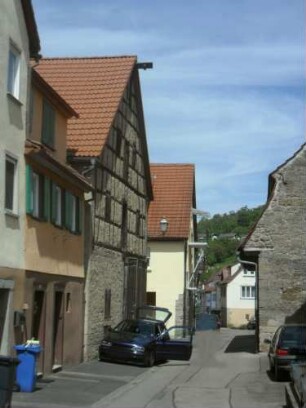 Stadtbild-Ansicht im Ostsüdosten-der Stadtgraben (im 18-19 Jh aufgefüllt und zur Straße ausgebaut) mit Häuserbestand im Westen (teils Stadtmauer als Außenmauer) in giebelständiger Manier
