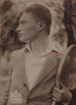 Junger Mann mit Tennisschläger