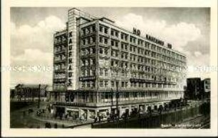 HO-Kaufhaus am Alexanderplatz mit Parolen