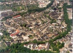 Glauchau. Stadtansicht mit Schloss Hinterglauchau, Schloss Forderglauchau und Zwickauer Mulde. Luftbild-Schrägaufnahme von Südsüdost