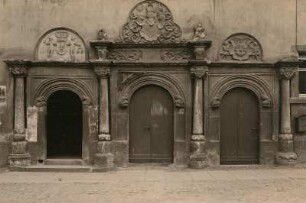 Penig, Rathaus : Renaissanceportal des Rathauses, linkes Wappenrund 1837 erneuert, über Mittelpforte Wappen des Burggrafen von Leisnig, über rechter Nebenpforte Peniger Stadtwappen