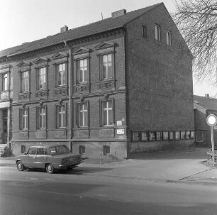 Bernau, Breitscheidstraße 30. Wohnhaus mit Hinterhaus (um 1900). Straßenansicht