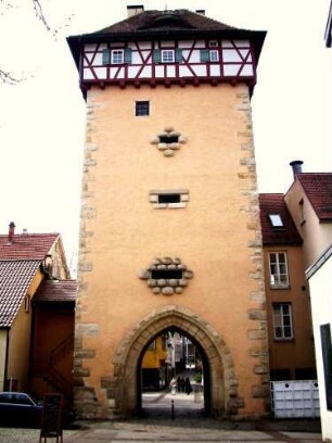 Stadtbefestigung - Stadttorturm (Neues Tor) von Feldseite mit Bossierung sowie Durchfahrt und bossierten Schießscharten (Büchsenscharten)