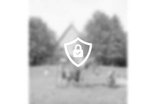 Kreiskinderheim Grande: spielende Kinder im Park: Turnen am Klettergerüst: im Hintergrund reetgedecktes Fachwerkgebäude
