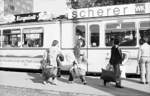 Freiburg: Teilnehmer besteigen Bus und Tram