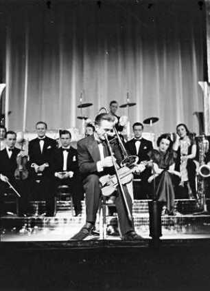Scala: Jack Hylton mit seinen Boys; Wilbur Hall spielt Trompete und Violine