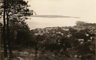 Cannes. Blick von Super Cannes, der Höhe über Cannes, auf die Inseln Sankt Marguerite und sankt Honorat (dahinter). Rechts Pointe de la Croisette