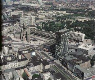 Luftaufnahme, Blick von Süd-Osten auf den Breitscheidplatz. Berlin-Charlottenburg, Budapester Straße, Tauentzienstraße