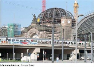 Empfangsgebäude : Hauptbahnhof (1893-1898; E. Giese, P. Weidner) während der Sanierung, Empfangsgebäude mit abgedeckter Kuppel. Blick vom Wiener Platz gegen Außengleis 19