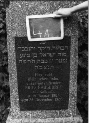 Grabstein 4 (Index: 100094958) Material: Granit Zustand: gut Maße HxBxT: 156x51x18 cm Beschreibung: Stele, Sockel, geschwungener, eingezogener Rundbogenabschluß, Schriftplatte, rechteckig Symbolik: Davidstern: Grabstein 4A