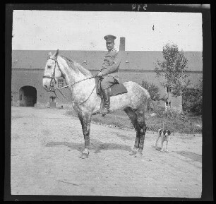 Fresnes-les-Montauban (Dep. Pas-de-Calais, Frankreich): Hauptmann Gaul zu Pferd