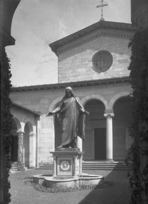 Brunnen mit Christusstatue