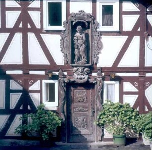 Holzschnitzarbeiten an einem Fachwerkhaus