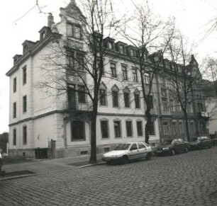 Dresden-Pieschen, Hubertusstraße 41/43. Doppe4lwohnhaus (um 1900). Straßenansicht mit Linden