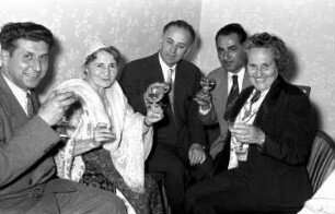 Bonn: Gruppen am Tisch mit Tenor E. Politis und M. Popescu