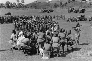 Maskalfest in Gonder : Italienische Kolonialsoldaten auf dem Maskalfest in Gonder. Im Hintegrund viele Automobile und als Tribüne genutze Lastwagen.