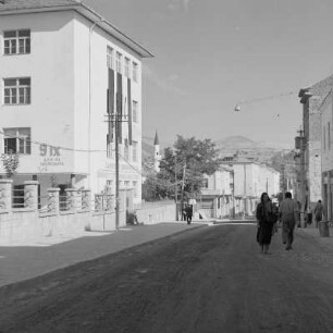 Chaskowo im hügeligen Talkessel gelegene Stadt